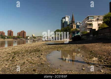 Houseboats si oppone all'architettura di gentrifificazione lungo il fiume Tamigi a Battersea, Greater London, England, United Kingdom, Europe Foto Stock