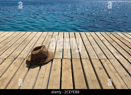 cappello di paglia con vista dall'alto sul pavimento in legno Foto Stock