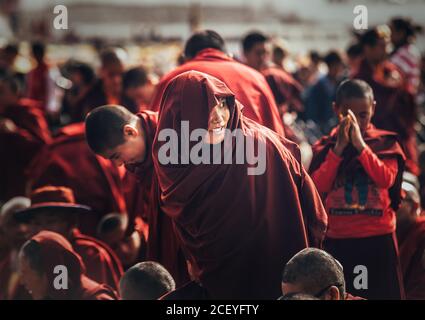 Chogallsar, India - 19 AGOSTO: Monaci e monache al Dalai lama 14 Sermon il 19 AGOSTO 2016 a Chogallsar, regione di Leh, Jammu & Kashmir, India. Foto Stock