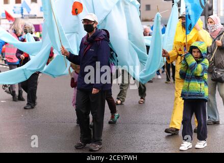 Cardiff, Galles, Regno Unito. 2 settembre 2020. Estinzione i manifestanti della ribellione si riuniscono al Senedd di Cardiff, mettendo in evidenza il pericolo di un aumento delle maree e il rischio di inondazioni a Cardiff a causa del cambiamento climatico, il 2 settembre 2020. I manifestanti poi marciano per le strade di Cardiff Credit: Denise Laura Baker/Alamy Live News Foto Stock