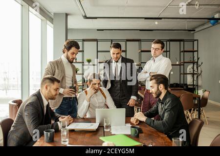 brainstorming la gente di affari pensa alla scadenza, provando a risolvere i problemi con le scadenze. concetto della gente di affari Foto Stock