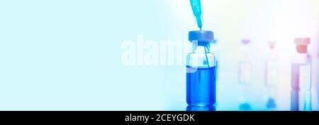 Concetto medico la vaccinazione flaconcino di vaccino dose vaccino antinfluenzale farmaco siringa ad ago Foto Stock