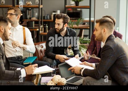 collaborazione utile di partner commerciali di successo riunita in una moderna sala consiliare per organizzare conferenze, sviluppare e discutere strategie e pla Foto Stock