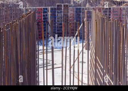 Barre di rinforzo in un cantiere. Foto ravvicinata di un allestimento in un cantiere. Foto Stock