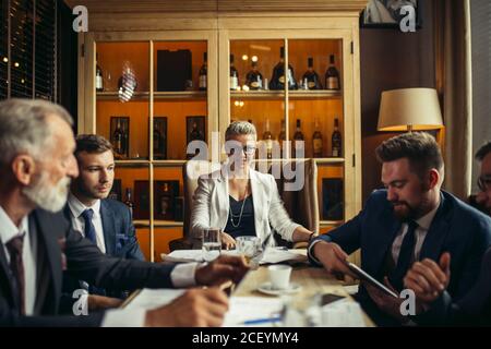 Team di colleghi intelligenti che fanno una grande discussione aziendale in un ufficio moderno. Concetto aziendale Foto Stock