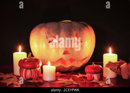 Jack o Lanterna zucca incandescente con candele in notte spooky. Sfondo di Halloween. Foto Stock