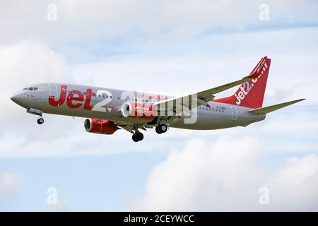 NEWCASTLE UPON TYNE, INGHILTERRA UN Jet2 Boeing 737 atterra all'aeroporto di Newcastle (credito: Robert Smith | MI News) Foto Stock