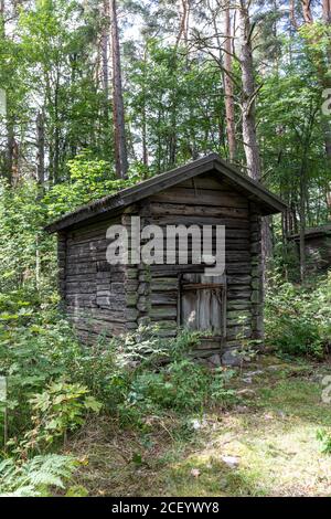 Vecchia costruzione di sauna di fumo fatta di tronchi in Kotko storia locale museo all'aperto a Hauho, Finlandia Foto Stock