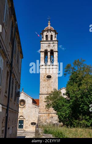 Chiesa di tutti i santi e la piazza principale del piccolo villaggio urbano di Blato sull'isola di Korcula in Croazia, mare Adriatico, Europa. Foto Stock