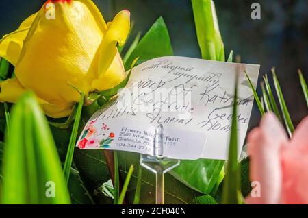 I fiori sono posti di fronte ai mausolei per le vittime ignote dell'uragano all'uragano Katrina Memorial, 29 agosto 2020, a New Orleans, Louisiana. Foto Stock