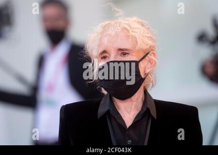 Venezia, Italia. 02 settembre 2020. Venezia, Italia. 02 settembre 2020. Claire Denis partecipa alla prima notturna di apertura di 'Lacci' al 77° Festival del Cinema di Venezia a Palazzo del Cinema sul Lido di Venezia, il 02 settembre 2020. | utilizzo in tutto il mondo Credit: dpa/Alamy Live News Credit: dpa Picture Alliance/Alamy Live News Foto Stock