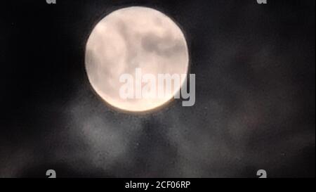 Quezon City, Filippine. 03 settembre 2020. La luna piena di mais o in altre culture la chiamano affamata luna fantasma rosa a Quezon City. (Foto di Sherbien Dacalanio/Pacific Press) Credit: Pacific Press Media Production Corp./Alamy Live News Foto Stock