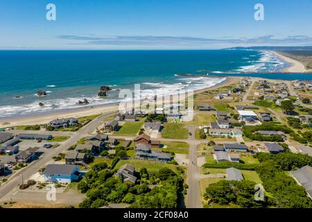 Foto aerea di droni di case costiere sulla scogliera a Bandon, Oregon. Foto Stock