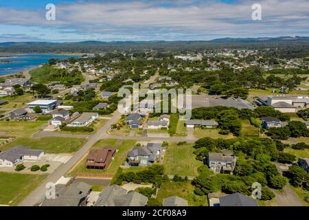 Foto aerea di droni di case costiere sulla scogliera a Bandon, Oregon. Foto Stock