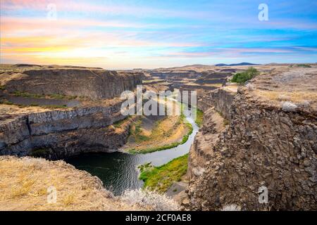 La profonda gola del canyon del fiume Palouse presso il Palouse Falls state Park nello stato di Washington USA. Foto Stock