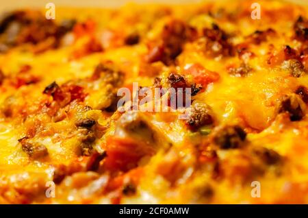 La nuova pizza da cheeseburger di Domino viene raffigurata da vicino, il 30 agosto 2020, a Hammond, Louisiana. La pizza speciale presenta salsa di ketchup-senape. Foto Stock