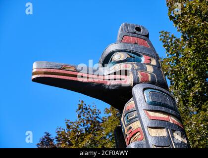 Dettagli di Kwakiutl totem, Confederation Park, Ottawa, Capo di uccello in cima Totem Foto Stock