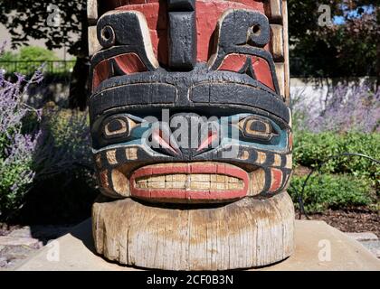 Dettagli di Kwakiutl totem, Confederation Park, Ottawa, Capo dello spirito alla base Foto Stock