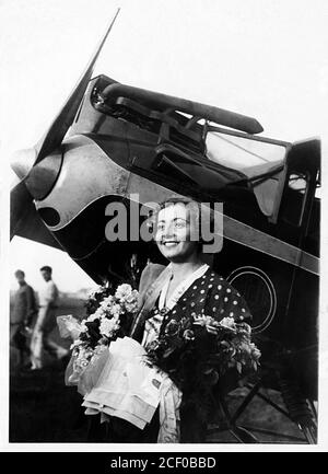 1932 , settembre , Milano , ITALIA : la donna italiana GABRIELLA Gaby ANGELINI ( 1911 - 1932 ) con il suo aereo Breda Ba. 15 . Ritratto di un fotografo sconosciuto . È stata la prima donna italiana a completare un volo transeuropeo, in viaggio in otto paesi europei, per i quali ha ricevuto una Medaglia d'Aquila d'Oro. Nel 1932 lasciò l'Italia su un volo da sola per Delhi, India . Angelini incontrò difficoltà durante una tempesta di sabbia in Libia , durante il RAID Asiatico Milano-Delhi , e si schiantò nel deserto e morì. - PIONIERE DELL' ARIA - PIONIERI DEL VOLO - FLY - PIONIERS - AVIATRICE - AVI Foto Stock