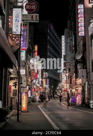 Un'occhiata lungo la strada dello shopping sul lato sud della Stazione di Kichijoji a Tokyo, Giappone, in una notte estiva Foto Stock