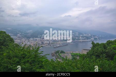 Si affaccia su Atami, una piccola località balneare del Giappone, in una giornata estiva Foto Stock