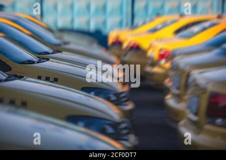 Vista del parcheggio taxi giallo con auto gialle in piedi, set di tassicab per le strade, stand taxi Foto Stock