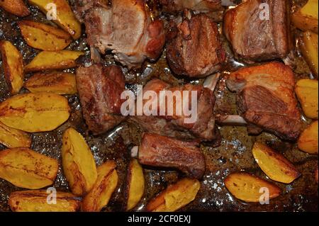 foto di costolette di maiale al forno e patate in olio e. paprika Foto Stock