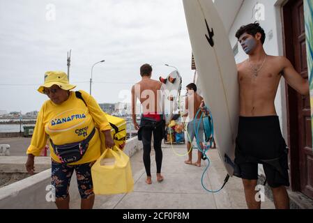 Surfers durante il Concorso 'Semillero OLAS PERU' a San Bartolo, Perú. Street Scene, marzo 2020 Foto Stock