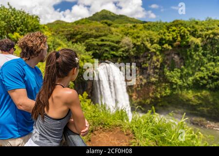 Coppie di turisti alla cascata Hawaii Kauai Foto Stock