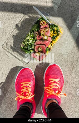 Palestra piedi paleo dieta preparato pasto fitness donna Foto Stock