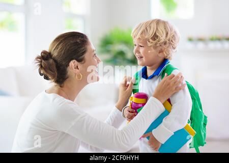 Bambino tornare a scuola. La madre e il bambino sta preparando per il primo giorno di scuola dopo le vacanze. Little Boy e la mamma di andare a scuola o di età prescolare. S Foto Stock