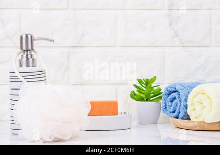 Set di pompa eramic bottiglia per sapone liquido o uno shampoo con sapone a base di erbe su sfondo marmo. Foto Stock