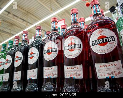 Voronezh, Russia - 22 dicembre 2019: Una fila di bottiglie martini si trova sul banco Foto Stock