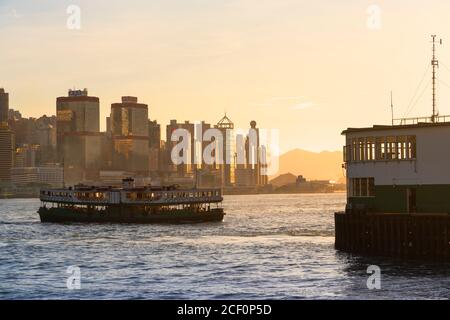 Star Ferry e Star Ferry Pier, Tsim Sha Tsui, Kowloon, Hong Kong Foto Stock