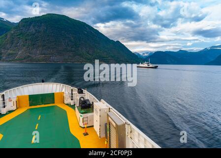 Traversata in traghetto tra Linge e Eidsdal sulla strada panoramica 63 attraverso il Tafjorden (una tappa del Storfjorden) sulla strada per Geiranger, Norvegia Foto Stock