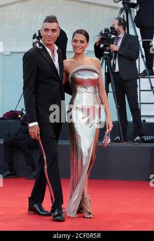 Venezia, Italia. 02 settembre 2020. Venezia, Italia. 02 settembre 2020. Marracash ed Elodie camminano sul tappeto rosso davanti alla cerimonia di apertura e al tappeto rosso 'Lacci' durante il 77° Festival del Cinema di Venezia il 02 settembre 2020 a Venezia. Credit: Annalisa Flori/Media Punch/Alamy Live News Credit: MediaPunch Inc/Alamy Live News Foto Stock