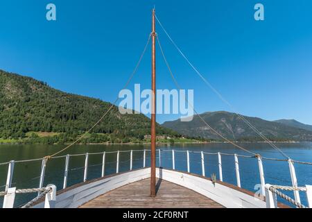 Balestrand (localmente chiamato Holmen) Sogndal, Vestland, Norvegia. Sulla sponda settentrionale del Sognefjorden. Una tappa turistica importante dal 1800. Foto Stock