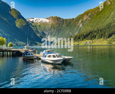 Balestrand (localmente chiamato Holmen) Sogndal, Vestland, Norvegia. Sulla sponda settentrionale del Sognefjorden. Una tappa turistica importante dal 1800. Foto Stock