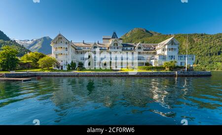 Balestrand (localmente chiamato Holmen) Sogndal, Vestland, Norvegia. Sulla sponda settentrionale del Sognefjorden. Una tappa turistica importante dal 1800. Foto Stock