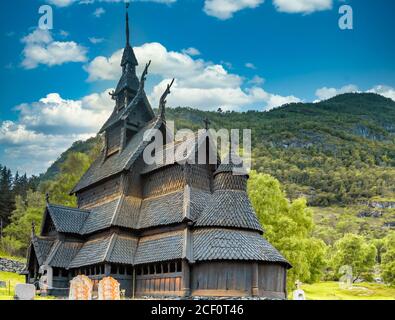 La magnifica Chiesa di Borgund Stave, Laerdal, Vestland, Norvegia. Costruito intorno al 1200 d.C. con tavole di legno a pianta basilicale. Foto Stock