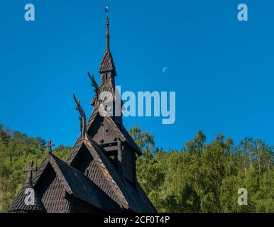 La magnifica Chiesa di Borgund Stave, Laerdal, Vestland, Norvegia. Costruito intorno al 1200 d.C. con tavole di legno a pianta basilicale. Foto Stock