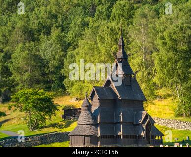 La magnifica Chiesa di Borgund Stave, Laerdal, Vestland, Norvegia. Costruito intorno al 1200 d.C. con tavole di legno a pianta basilicale. Foto Stock