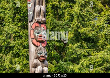 Totem dell'Alaska a Ketchikan, Alaska. Viaggio in crociera destinazione vacanza. Scultura in legno, arte tradizionale Foto Stock