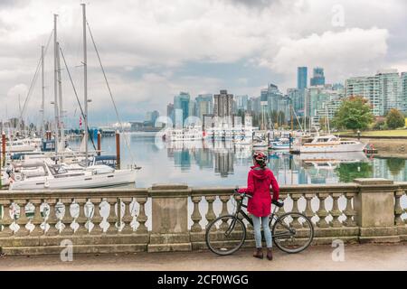 Vancouver bici donna ciclista facendo attivo sport lifestyle attività di noleggio bici a Stanley Park a Coal Harbour, BC, Canada. Foto Stock