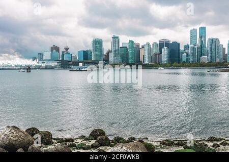 Vista dello skyline della città di Vancouver da Stanley Park, British Columbia, Canada, durante il giorno delle piogge. Destinazione autunnale. Foto Stock