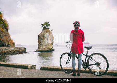 Vancouver città bici donna turista ciclista ciclismo in Stanley Park, attrazione turistica in British Columbia, Canada. Spostamenti in stile canadese. Foto Stock