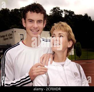 Uno dei migliori tennisti al mondo a soli 16 anni, Andy Murray nato il 15 maggio 1987 qui visto con la mamma Judy pics preso nel 2004 da Alan Peebles Foto Stock