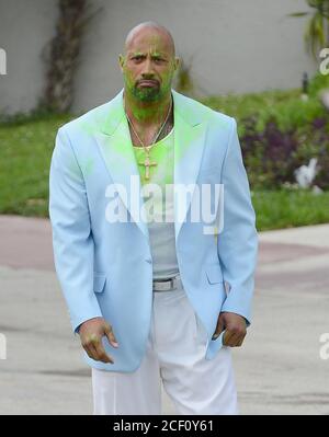 Miami, Stati Uniti d'America. 14 Apr 2012. MIAMI, FL - APRILE 14: Dwayne Johnson sul set del nuovo film Pain and Gain che è diretto da Michael Bay . Dwayne Douglas Johnson (Miami, 2 maggio 1972) è un attore statunitense e lottatore professionista, firmato dal WWE, che compare sul marchio Raw e viene spesso riconosciuto come Dwayne 'The Rock' Johnson. Il 14 aprile 2012 a Miami Beach, Florida. Persone: Dwayne Johnson Credit: Storms Media Group/Alamy Live News Foto Stock