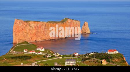 Percé Rock e villaggio in Quebec Foto Stock