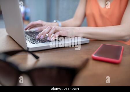 Immagine ravvicinata della digitazione delle mani dei donne Foto Stock